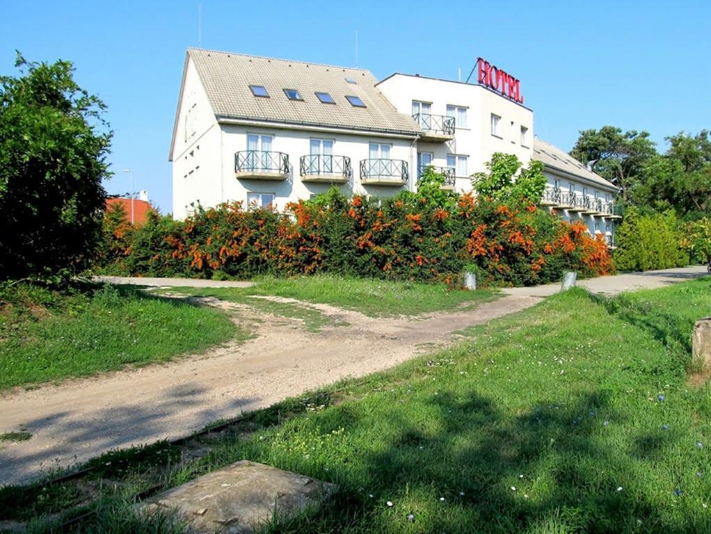 Pontis Hotell Biatorbágy Eksteriør bilde